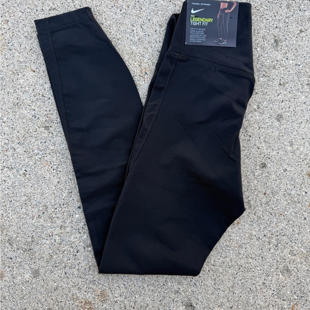 Nike Women’s aero-Fit Legendary Tight Fit Legging 27”